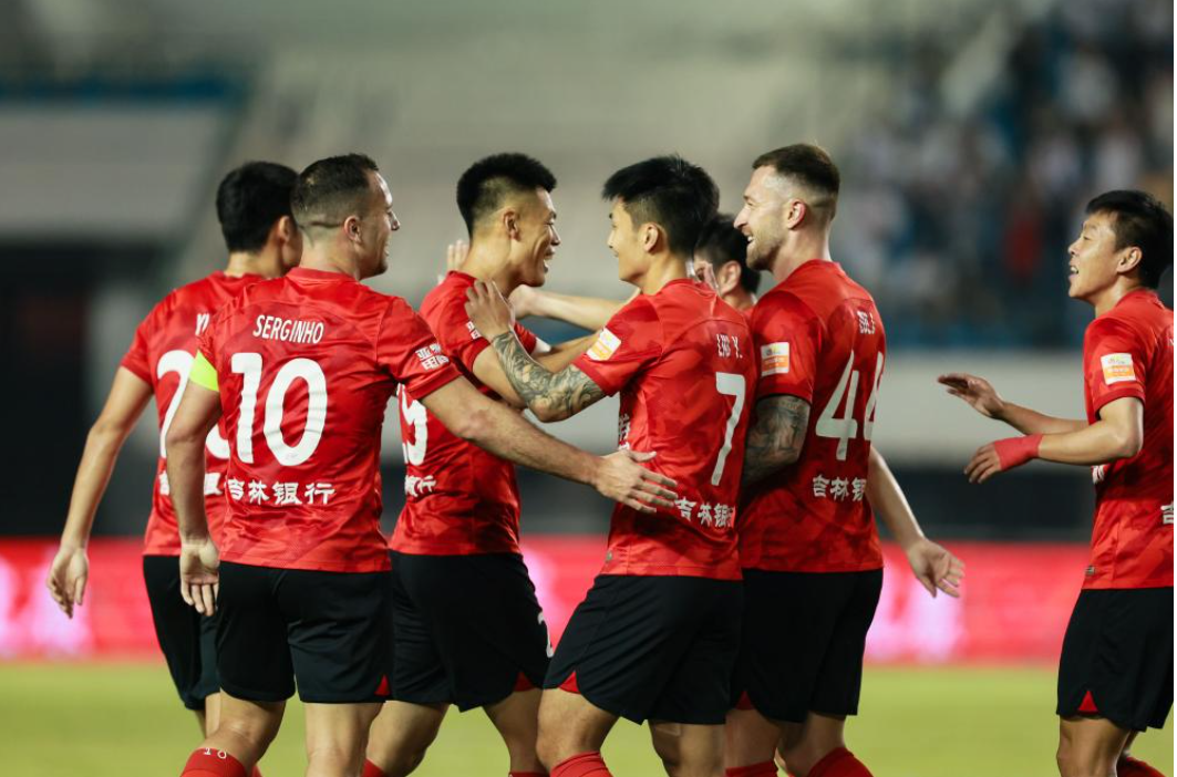 赛地聚焦——中超转会期热度飙升；萨克拉门托国王手感冰凉；震撼外界；身体对抗强度拉满