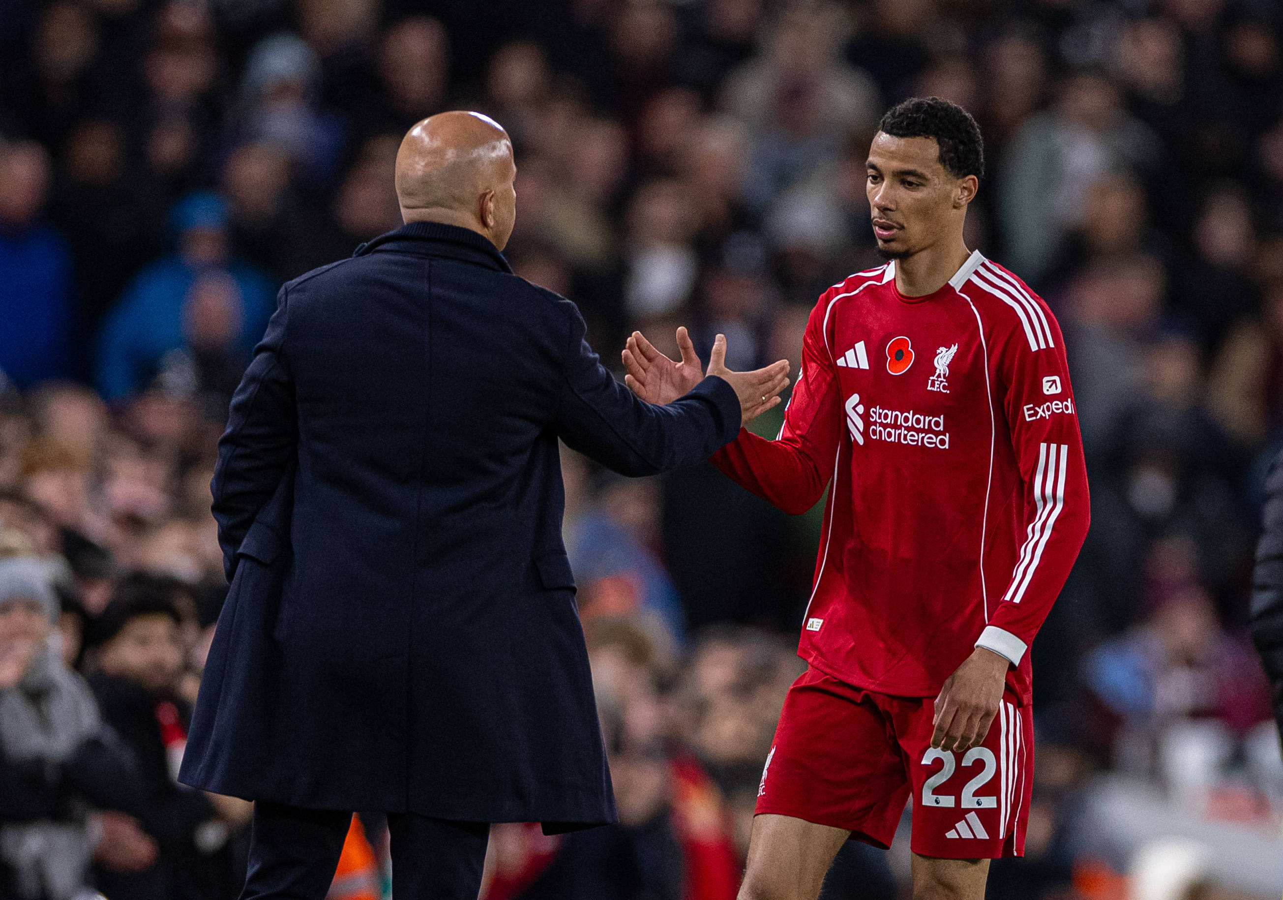 赛前体能课后；阿斯顿维拉防线松动备战英超；悬念犹存；控场能力受关注