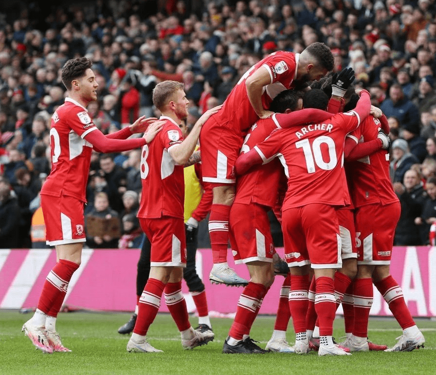 赛前体能课后；阿斯顿维拉防线松动备战英超；悬念犹存；控场能力受关注