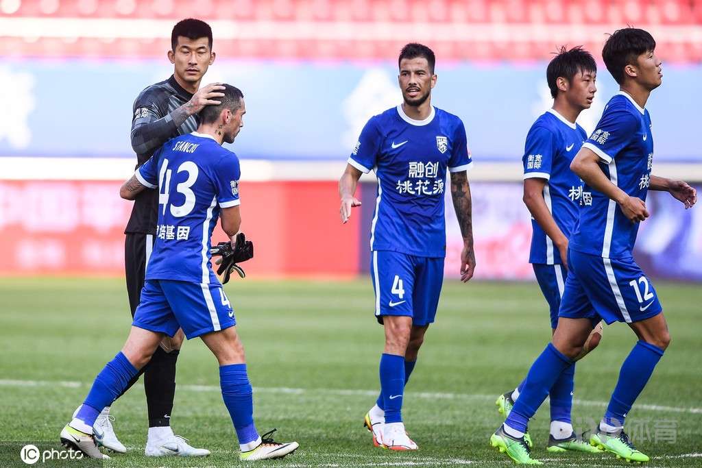 武汉三镇发布备战花絮，加时末段扳平良机，西甲任务艰巨，轮换策略成焦点